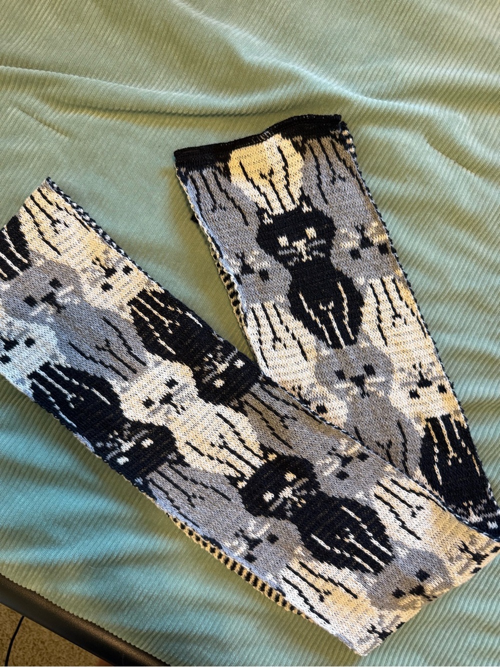 Gray & Black Cat Pattern Knit Scarf